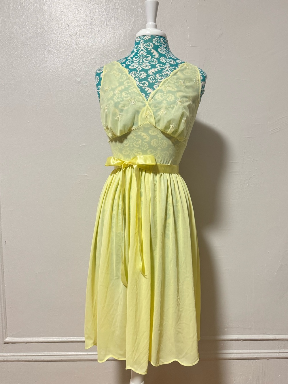 Vintage Vanity Fair Yellow Embroidered Daisy Bust Dressy Nightgown